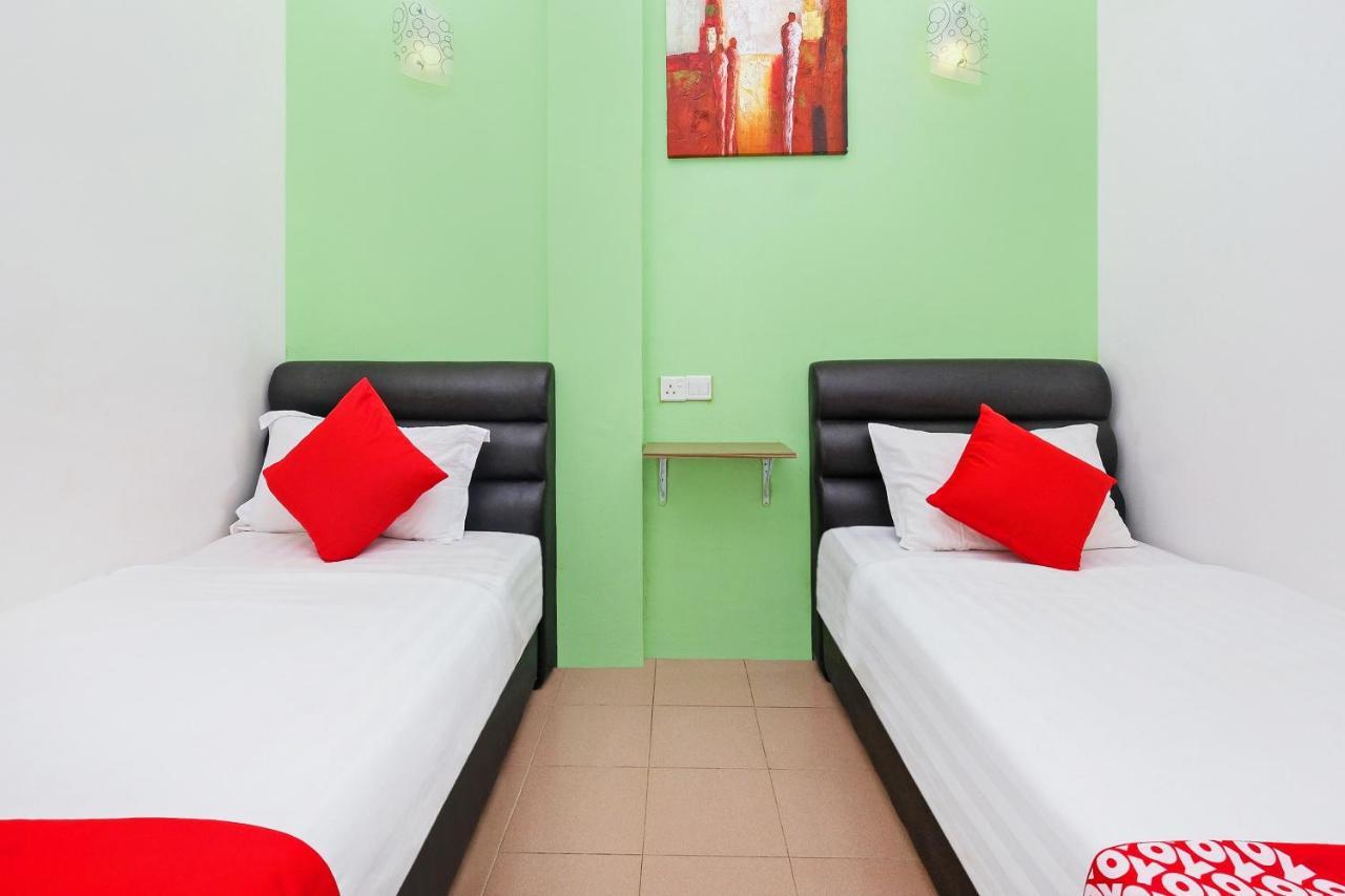 Oyo 850 Gold Star Hotel Chukai Kültér fotó