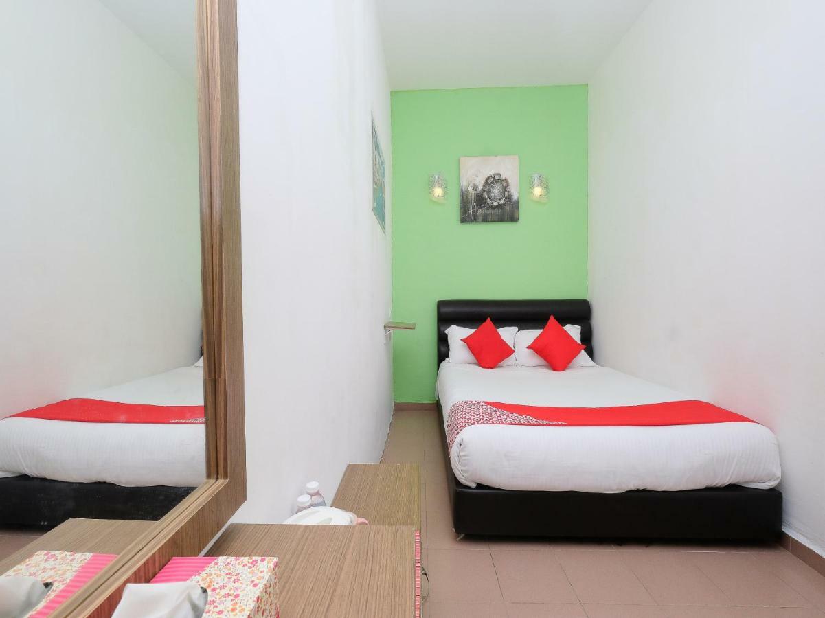 Oyo 850 Gold Star Hotel Chukai Kültér fotó
